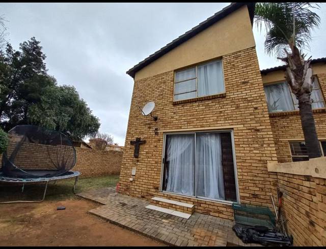 2 BEDROOM DUPLEX FOR SALE IN HEUWELSIG ESTATE